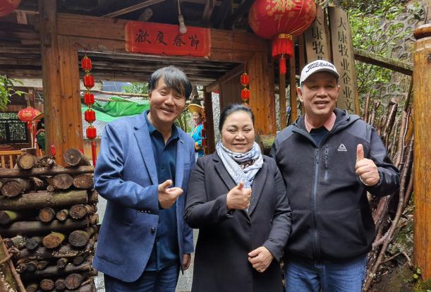 老挝驻华大使坎葆﹒恩塔万考察访问雪峰山旅游